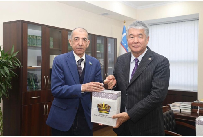 TÜRKSOY Genel Sekreteri Sultan Raev, Özbekistan ziyareti kapsamında Özbekistan Yazarlar